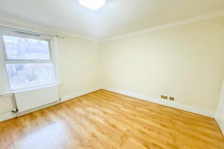 2 Bed Terraced House, Church Road, CR0 - Photo 2