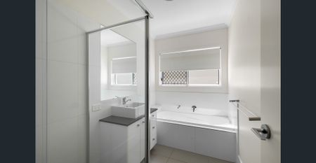 Modern Family Home, Freshly Painted & New Carpet - Photo 2