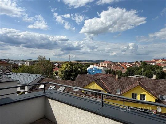 Pronájem moderního bytu 2+kk s terasou a parkovacím místem v centru Boskovic - Photo 1