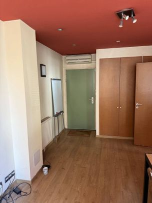 Titre : Local à louer de 57,41 m² à Suresnes - Photo 1