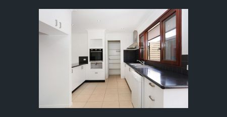 A GREAT FAMILY HOME WITH A SPARKLING POOL & SO CLOSE TO THE BOAT RAMP! - Photo 3