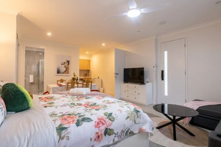 Fully Furnished Studio in the Heart of South Brisbane - Photo 3
