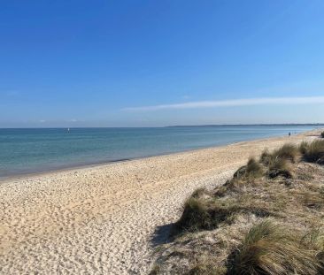 BEACH LIFESTYLE WITH AMAZING BAY VIEWS! - Photo 1