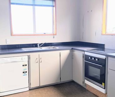 Spacious, Sunny & Super Handy - Plus double garage - Photo 2