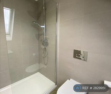 2 bedroom penthouse to rent - Photo 2