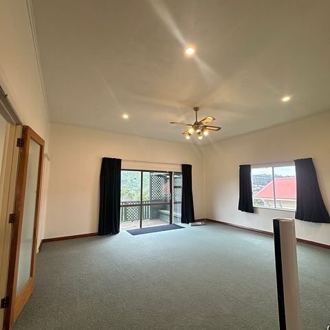 3+1 bedroom house in Island Bay - Photo 1