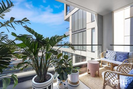 Luxe living in a large apartment in a prime location - Photo 2