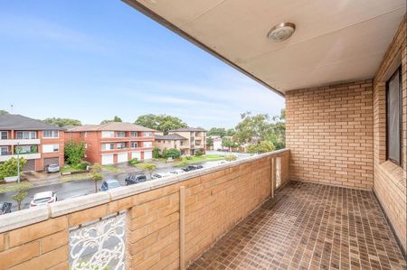 North-Facing Top-Floor 3 Bedrooms Retreat with Light, Space & Style - Photo 5