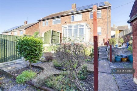 3 bedroom semi-detached house to rent - Photo 2
