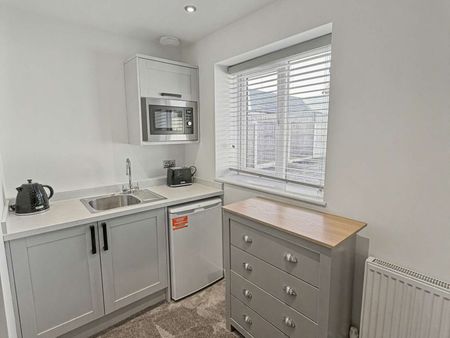 Normanton Drive Room 6 - Photo 4