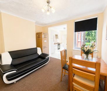 1 bedroom in a house share to rent - Photo 2