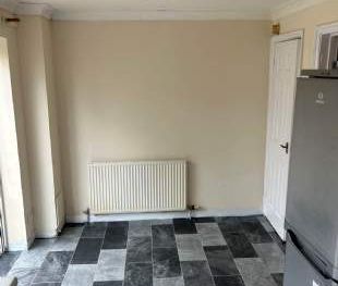 2 bedroom property to rent in London - Photo 2