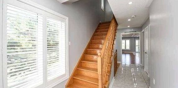 3Bed + 3Bath + 1Garage Upper Lvl house - Photo 2