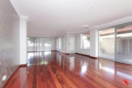 BEAUTIFULLY DESIGNED FAMILY HOME - Photo 5