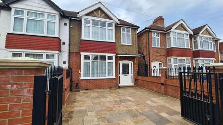 Taunton Avenue, Hounslow, TW3 - Photo 2