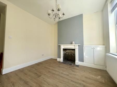 3 bedroom Terraced House To Let - Photo 3