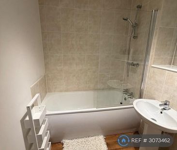 1 bedroom in a flat share to rent - Photo 6