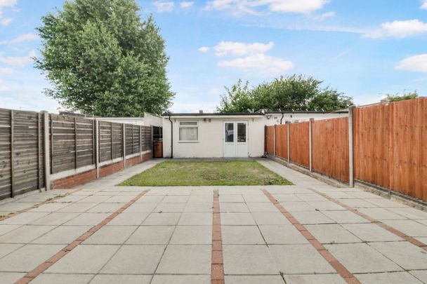 Reynolds Drive, Edgware, HA8 - Photo 1