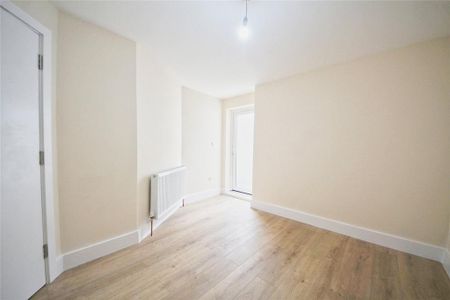 3 bedroom flat to rent - Photo 4
