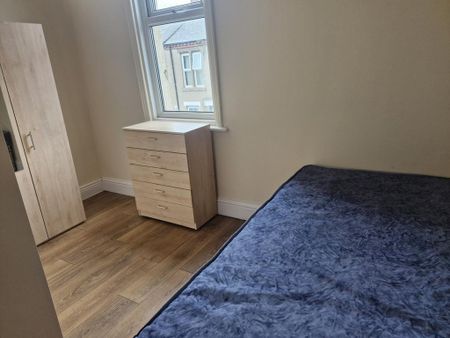 4 bedroom flat to rent - Photo 4