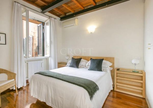 Spanish Steps .Charming two-room apartment with balcony and views over the rooftops of Rome . In residence with dayluy cleaning , A/C wifi , consierge. Rif #1948