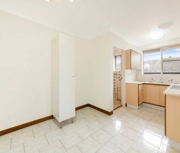 Top Floor 2 bedroom Apartment with Sunfilled Living Room - Photo 6