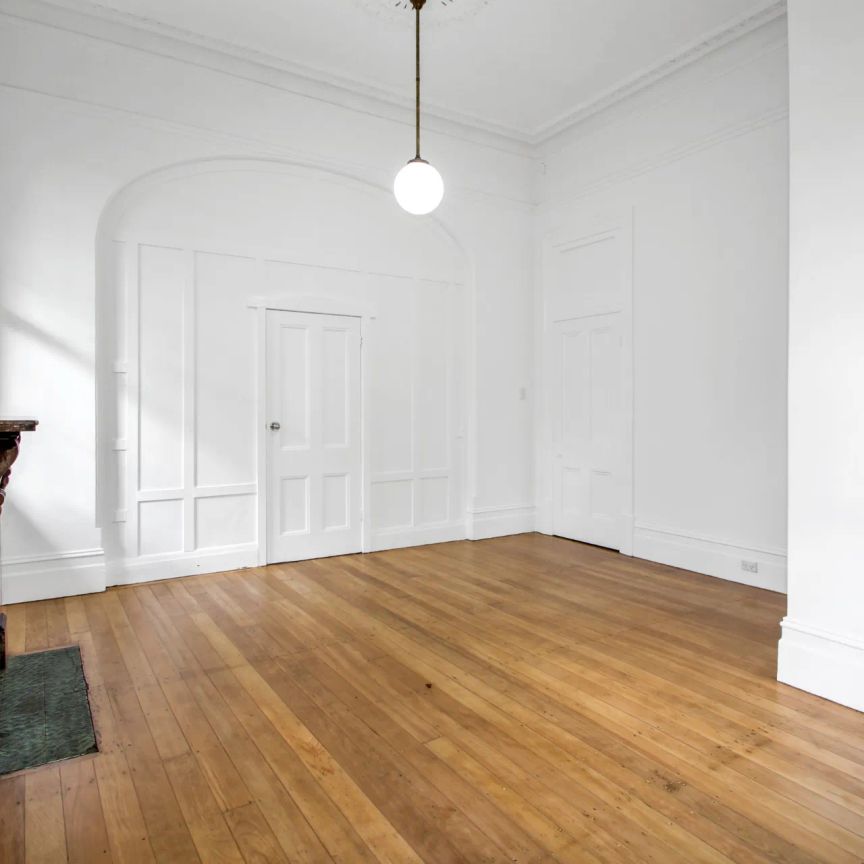 Oversized apartment with high ceilings and classic charm - Photo 1