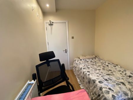 Room in a Shared Flat, London, E16 - Photo 3
