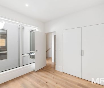 Stylish spacious and brand new - Photo 2