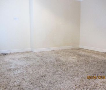 4 bedroom semi-detached house to rent - Photo 6