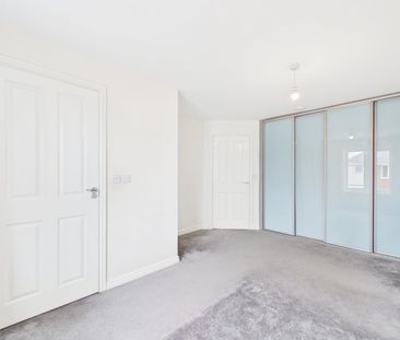 4 bedroom House in Regis Park Road, Berkshire - Photo 1