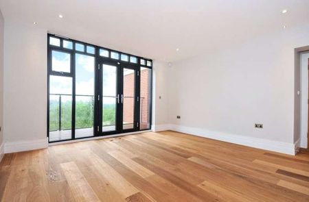 A luxury apartment in a prime Sevenoaks location, with off street parking. - Photo 2