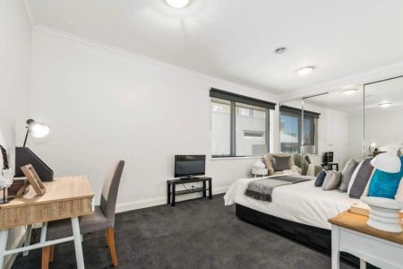 Massive retro beach apartment of house-sized proportions featuring an ultra-vogue renovation - Photo 5