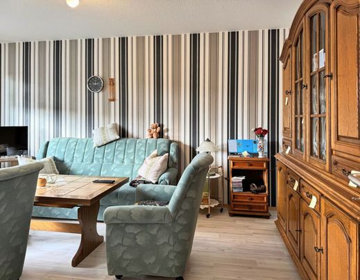 Gemütliche 2ZKB Dachgeschosswohnung mit EBK & Balkon in zentraler Sackgassenlage der Stadt Wiesmoor - Photo 1