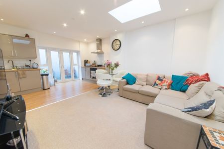 3 Bed Flat, Mile End Road, E1 - Photo 3