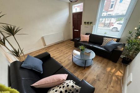 3 bedroom end of terrace house to rent - Photo 2