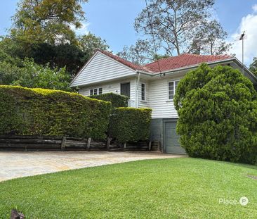 Charming Family Home for Rent – 3 Bedroom Beauty with Leafy Outlook - Photo 2