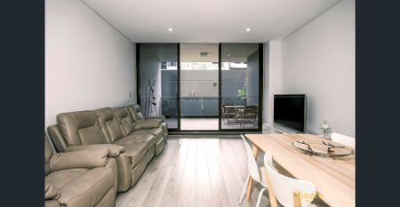 Fully furnished split level apartment in Waterloo!! - Photo 5