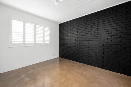 Stylish Renovated Unit with Easy Access to Oxford Street - Photo 2