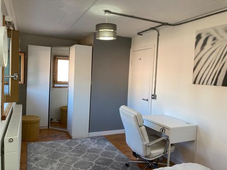 Room in a Shared House, Helios Road, SM6 - Photo 5