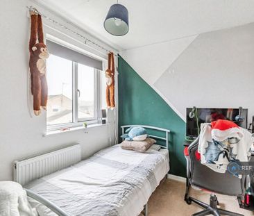 3 bedroom end of terrace house to rent - Photo 2