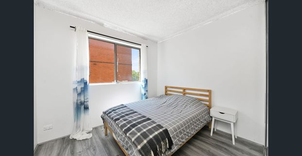 Fresh, bright and ideally positioned for lifestyle and convenience - Photo 1