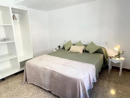 Carrer de Bernat i Baldoví, Burjassot, Valencian Community 46100 - Photo 2