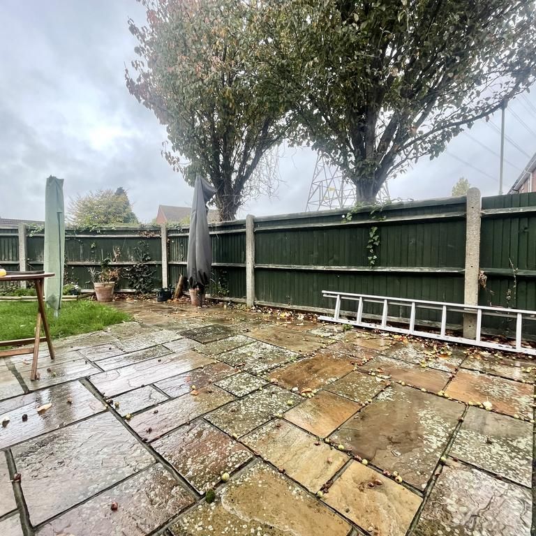 3 bedroom end of terrace house to rent - Photo 1