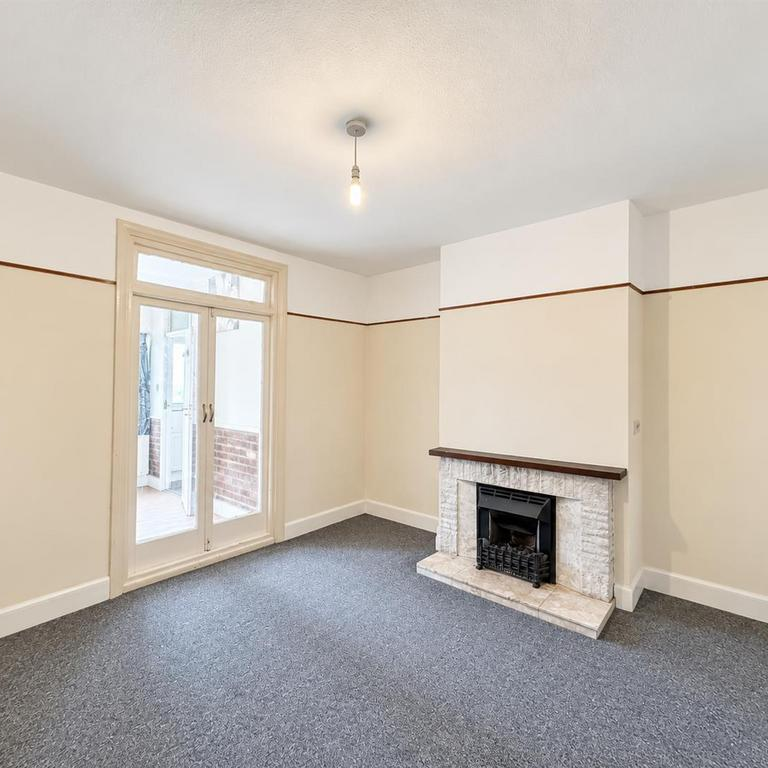 4 bedroom end of terrace house to rent - Photo 1