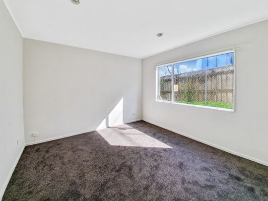 Water included! 2 Bedroom/1 Study Flat in Takapuna - Photo 1