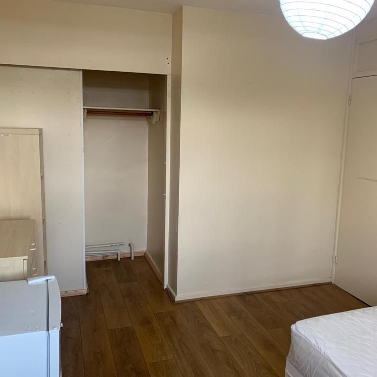 4 bedroom flat share to rent - Photo 1