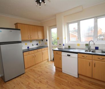 4 bedroom end of terrace house to rent - Photo 6