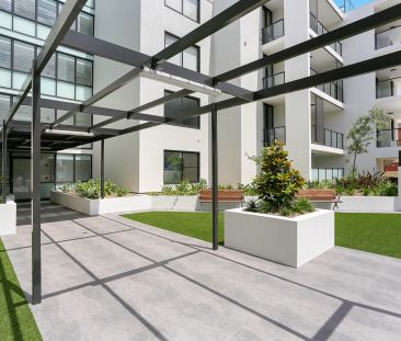 Modern villa-style apartment with lush garden views - Photo 2