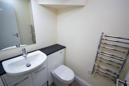 1 bedroom Flat To Let - Photo 3
